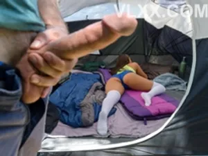 Người dì già dặn trong tiệm mát-xa nhìn thấy cậu bé khỏe mạnh liền kéo cậu vào làm dịch vụ
